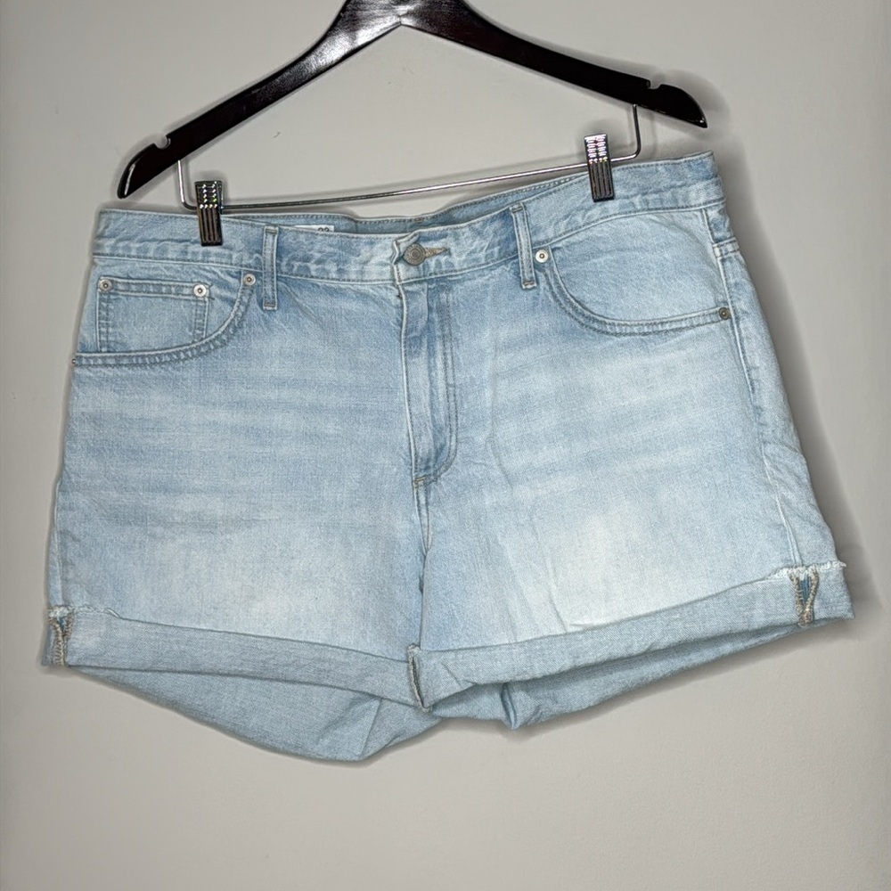 GAP Sexy Boyfriend Denim Shorts Light Blue Wash Size 33 Tall